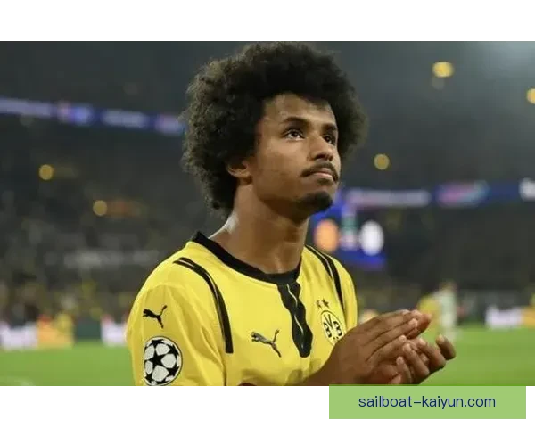 阿德耶米射门方式引发关注，展示出色进攻能力与技术水平